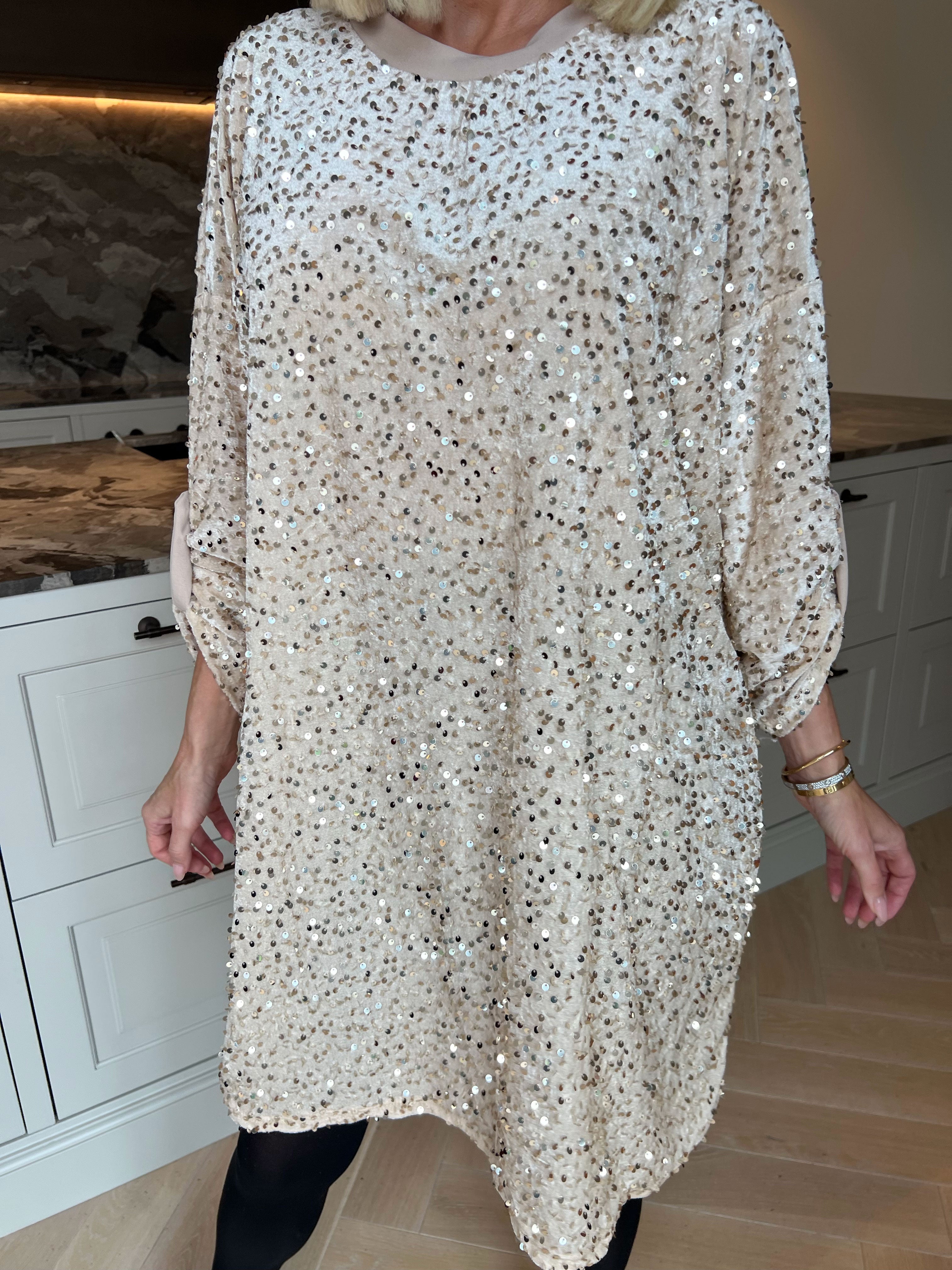 Ilaria - Velourklänning i plus size i viskos med festliga paljetter som ger en glamorös look